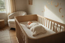 Schlafendes Baby im Babybett – Baby-Schlafrechner für Schlafbedarf und passende Schlafzeiten