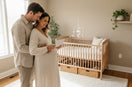 Werdende Eltern im Babyzimmer bei der Suche nach einem Babynamen – Babynamen-Finder von BabyLions®