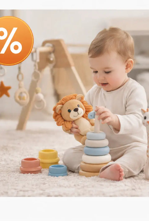 Baby spielt mit Holzspielzeug – Babyspielzeug und Babyartikel im Sale bei BabyLions®