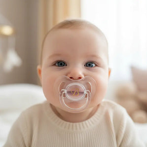 Baby mit transparentem Schnuller im Kinderzimmer – beruhigendes Baby mit Silikonschnuller in Nahaufnahme