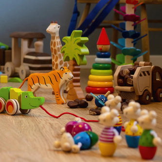 Goki Holzspielzeug für Kinder mit Holztieren, Nachziehspielzeug und Motorikspielzeug