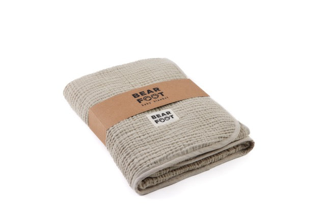 Bearfoot Babydecke aus Musselin in Sand – kuschelige Baumwolldecke für Babys, weich, atmungsaktiv und ideal für Zuhause und unterwegs