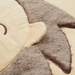 Detailaufnahme der Baby Spieldecke Igel Piksi mit besonders weicher Plüschoberfläche und hochwertiger Verarbeitung – kuschelige Krabbeldecke für Babys ab Geburt zur Förderung von Komfort, Geborgenheit und sensorischer Entwicklung.