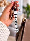 Personalisierter Schlüsselanhänger mit Namen & Fußball ⚽ Handgemacht in Deutschland. Individuelle Geschenkidee für Fußballfans von BabyLions®.