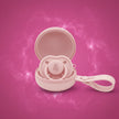 Rosa Schnuller in einer Schnullerbox / Schnulleretui (Premium Produktfoto)