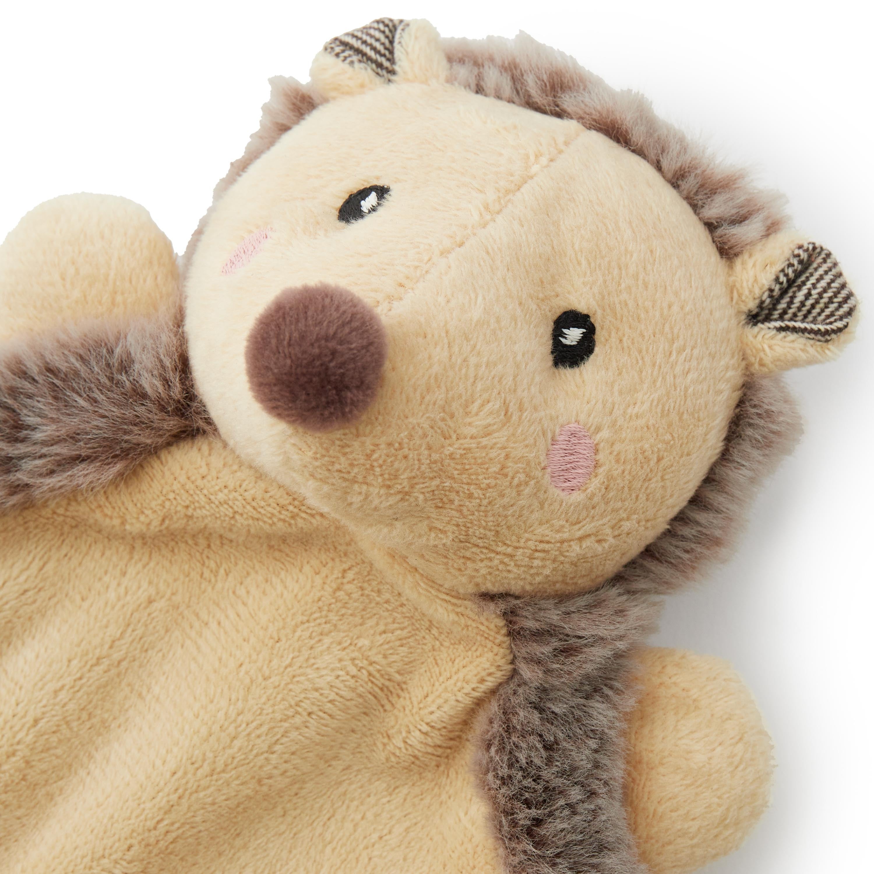 Detailaufnahme des weichen Igel-Schmusetuchs von bieco mit liebevoll gestaltetem Gesicht und flauschigem Plüsch – kuscheliges Schnuffeltuch für Babys ab Geburt zur Geborgenheit, Sinnesförderung und als Einschlafhilfe.