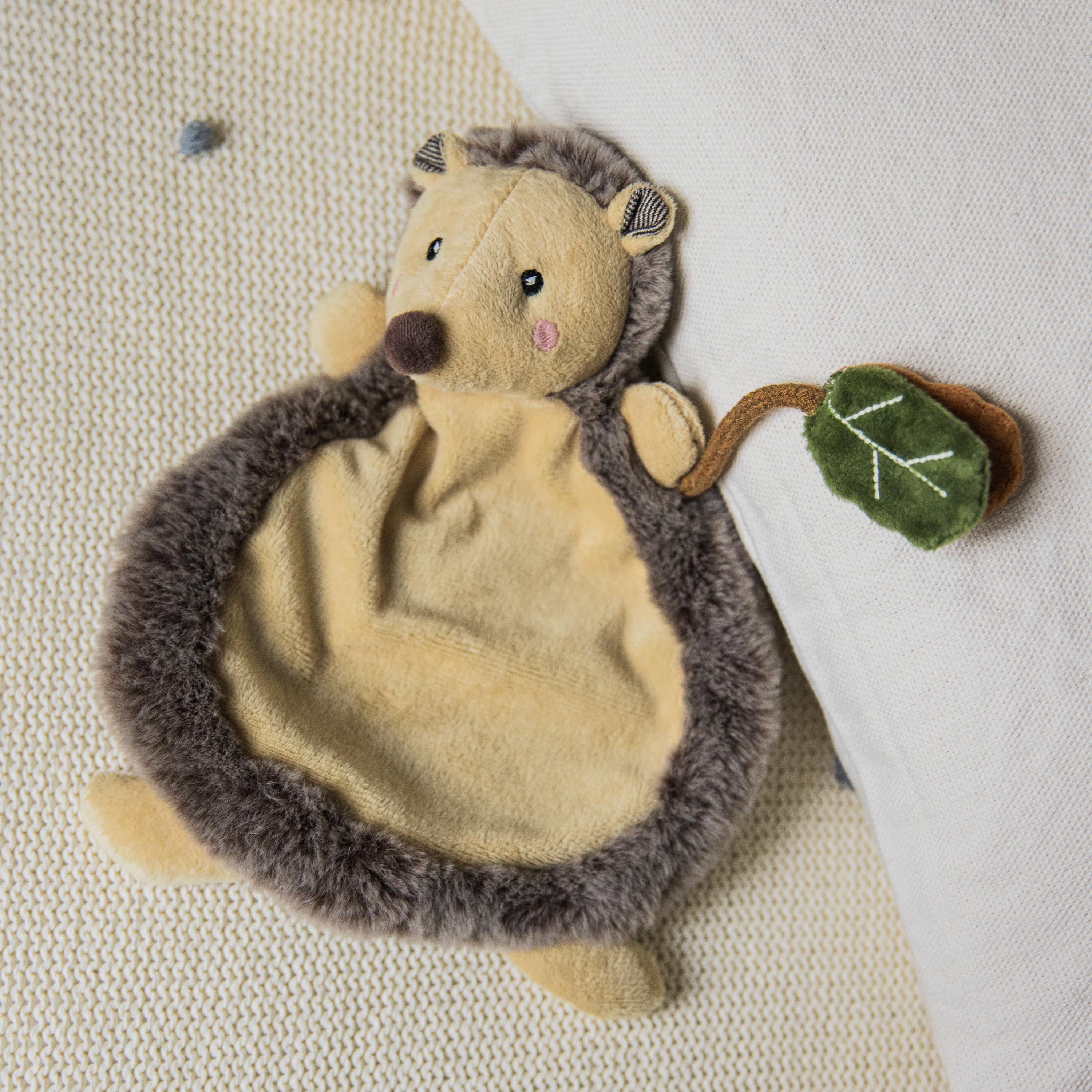 Weiches Schmusetuch Igel von bieco mit Knisterblatt in Blattform für Babys ab Geburt – kuscheliges Schnuffeltuch zur Sinnesförderung, Einschlafhilfe und treuer Begleiter für Zuhause und unterwegs.