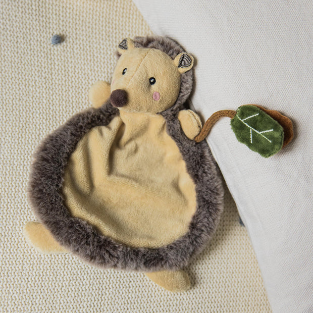 Weiches Schmusetuch Igel von bieco mit Knisterblatt in Blattform für Babys ab Geburt – kuscheliges Schnuffeltuch zur Sinnesförderung, Einschlafhilfe und treuer Begleiter für Zuhause und unterwegs.