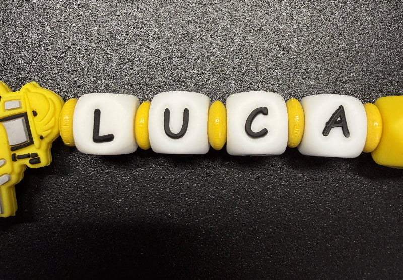 Personalisierte Schnullerkette Bagger mit Namen Luca und gelben Holzlinsen
