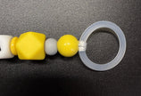 Detail der Schnullerkette Bagger mit gelber Hexagonperle, Holzperle und Schnullerring