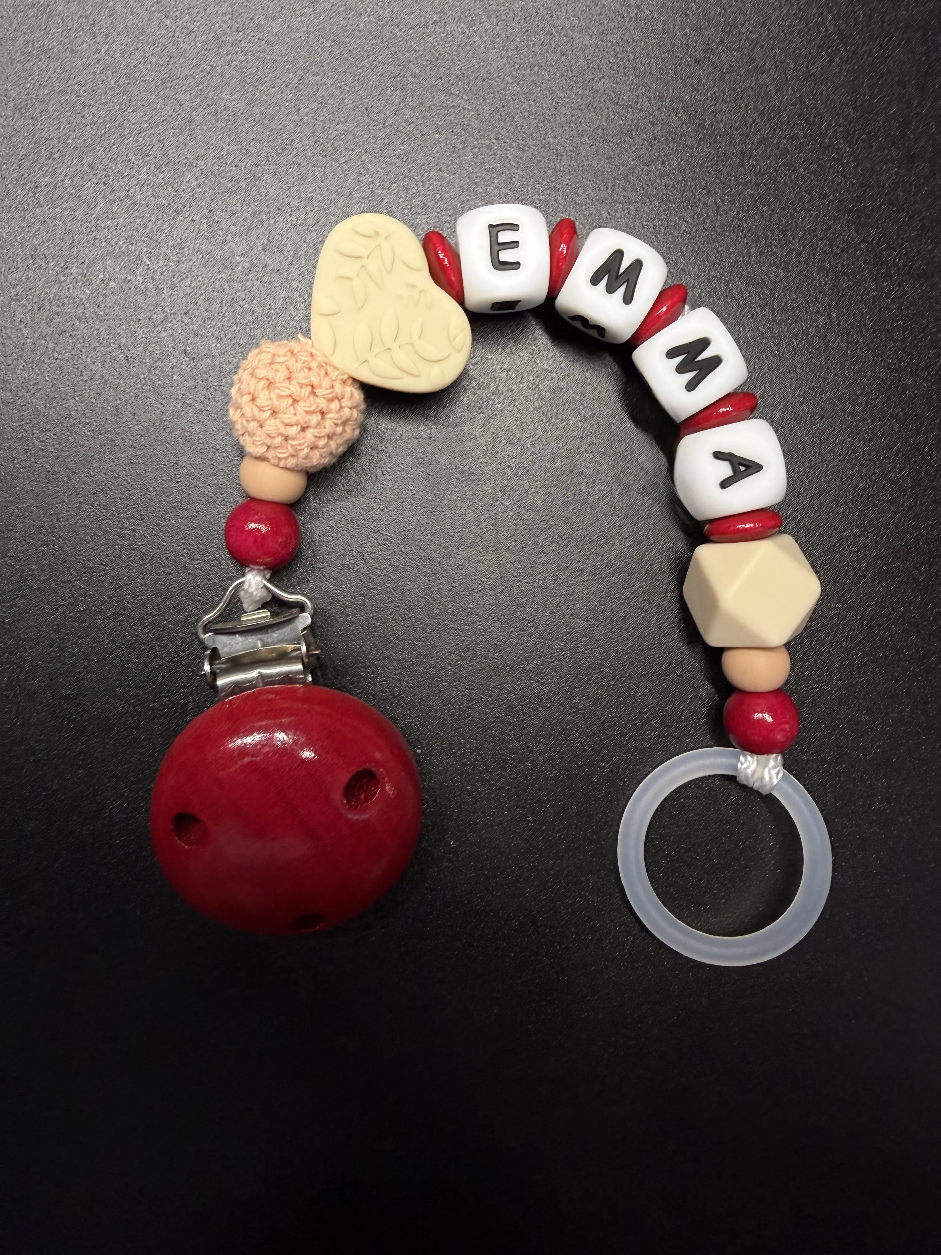 Personalisierte Schnullerkette Herz mit Namen in Bordeauxrot und Creme von BabyLions®