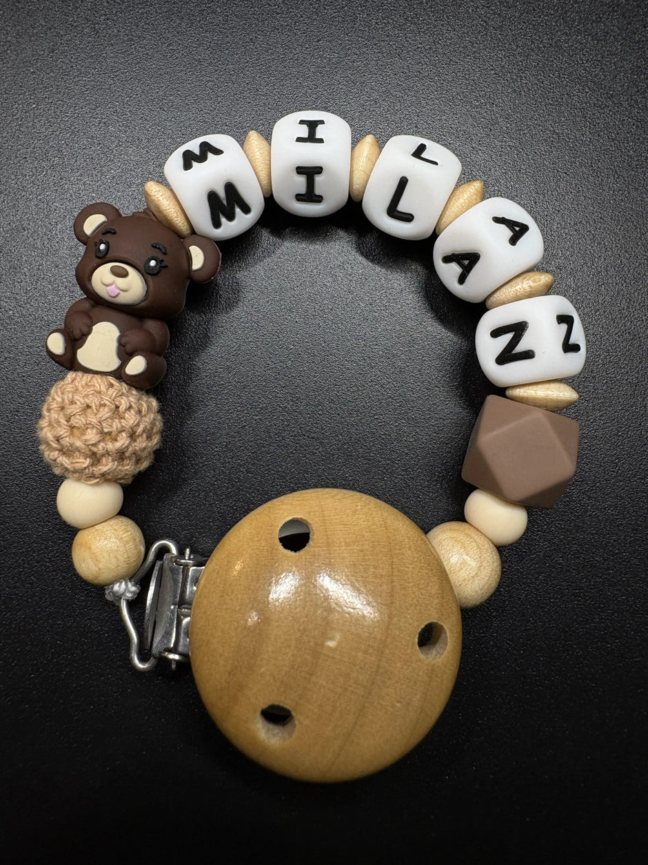 Personalisierte Schnullerkette Bär mit Namen in Natur- und Brauntönen aus Silikon- und Holzperlen mit Holzclip und Silikonring von BabyLions®