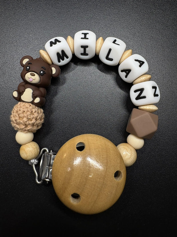 Personalisierte Schnullerkette Bär mit Namen in Natur- und Brauntönen aus Silikon- und Holzperlen mit Holzclip und Silikonring von BabyLions®