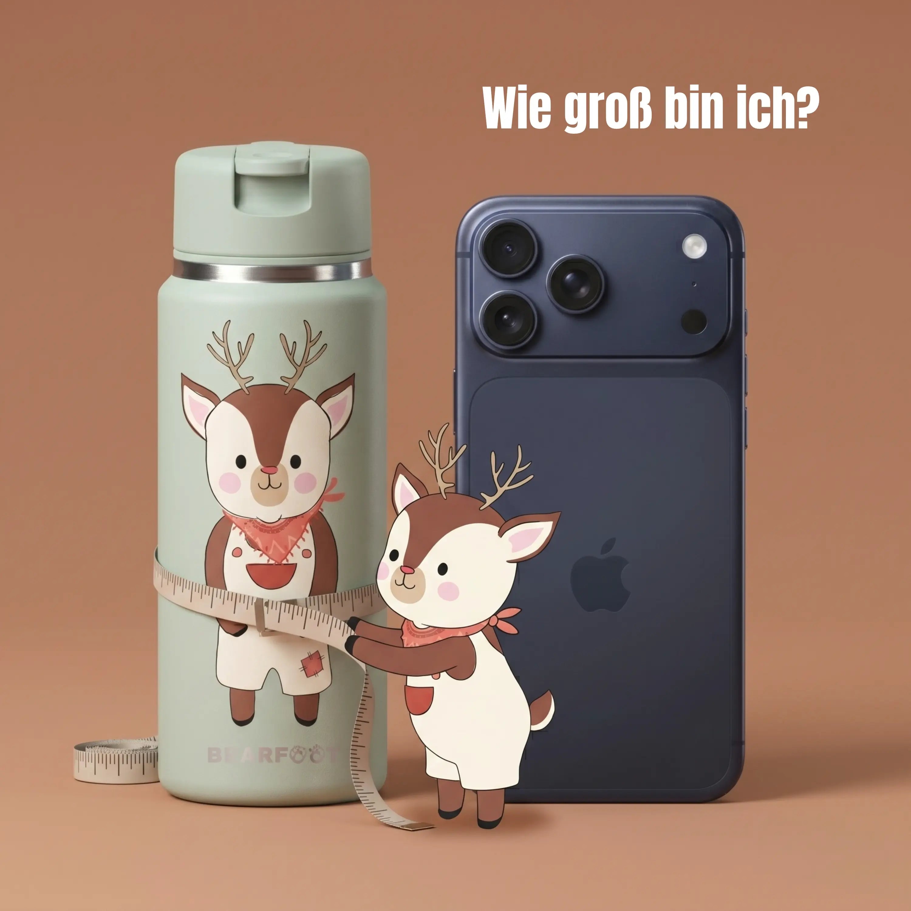 Größenvergleich der BEARFOOT TINY Thermo Kinder Trinkflasche Reh 200 ml neben Smartphone – kompakte Edelstahl-Trinkflasche für Kindergarten, Ausflüge und unterwegs