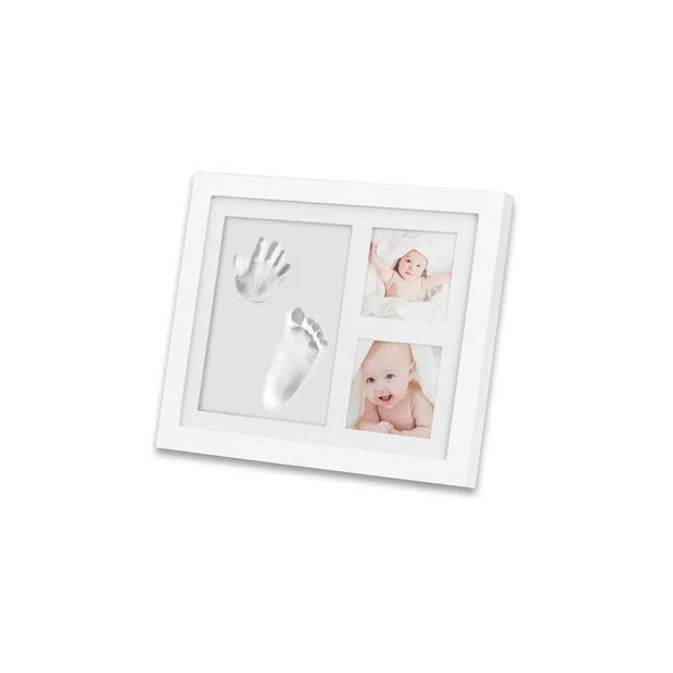 Schrägansicht des weißen Baby Erinnerungsrahmens mit Hand- und Fußabdruck sowie Platz für zwei Babyfotos – ideales Geschenk zur Geburt und Taufe.