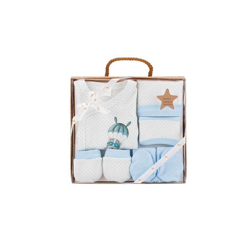 5-teiliges Baby-Geschenkset in Blau mit Strampler, Mütze, Fäustlingen, Lätzchen und Decke – liebevoll verpackt in einer Geschenkbox, ideal zur Geburt oder Taufe.