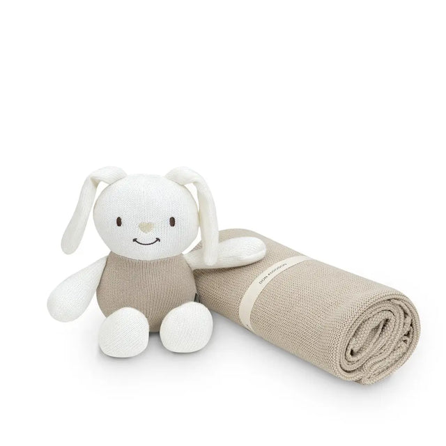 Baby Geschenkset Hase in Beige mit weichem Hasen-Kuscheltier und passender Baumwolldecke aus der Don Algodón Kollektion.