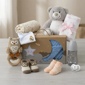 Baby Geschenkset zur Geburt mit Teddybär, Babydecke, Schnuller, Babysocken, Rassel und Babyflasche – Geschenkidee für Neugeborene