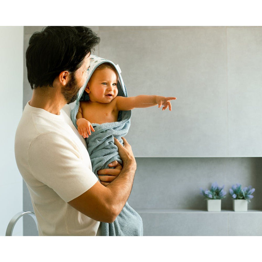 Baby mit Kapuzentuch blau nach dem Baden