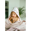 Baby nach dem Baden im rosa Kapuzentuch