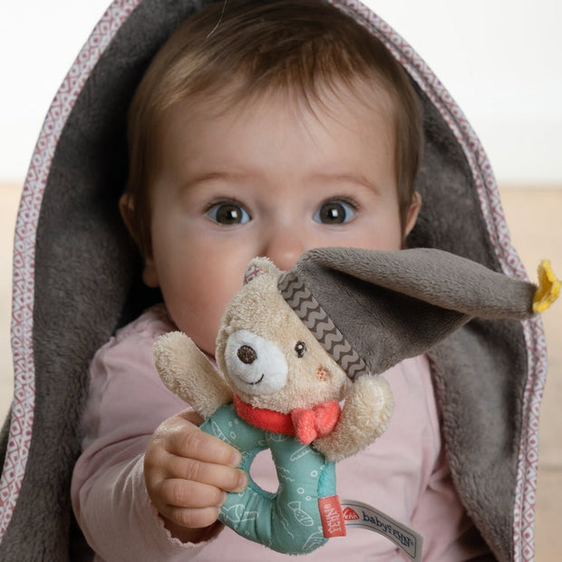 Baby Kuscheldecke Bär mit Greifring in Nutzung