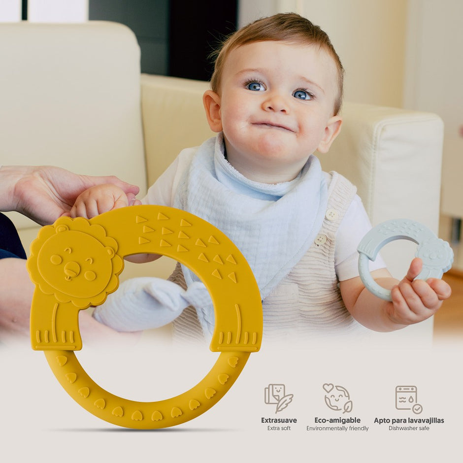 Baby hält gelben Silikon Beißring mit Löwenmotiv – BPA-freies Zahnungsspielzeug aus lebensmittelechtem Silikon für Babys