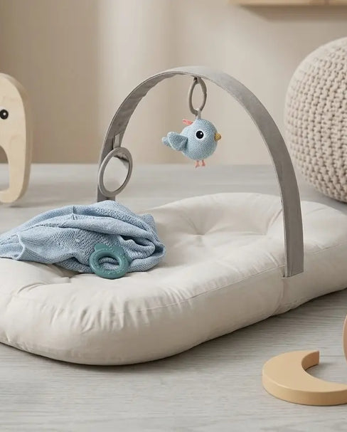 Baby Spielbogen mit weicher Spielmatte und hängendem Spielzeug – Motorikspielzeug und Baby Gym für Neugeborene und Babys