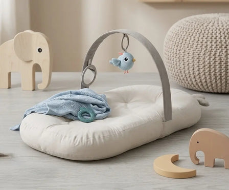 Baby Spielbogen mit weicher Spielmatte und hängendem Spielzeug – Motorikspielzeug und Baby Gym für Neugeborene und Babys