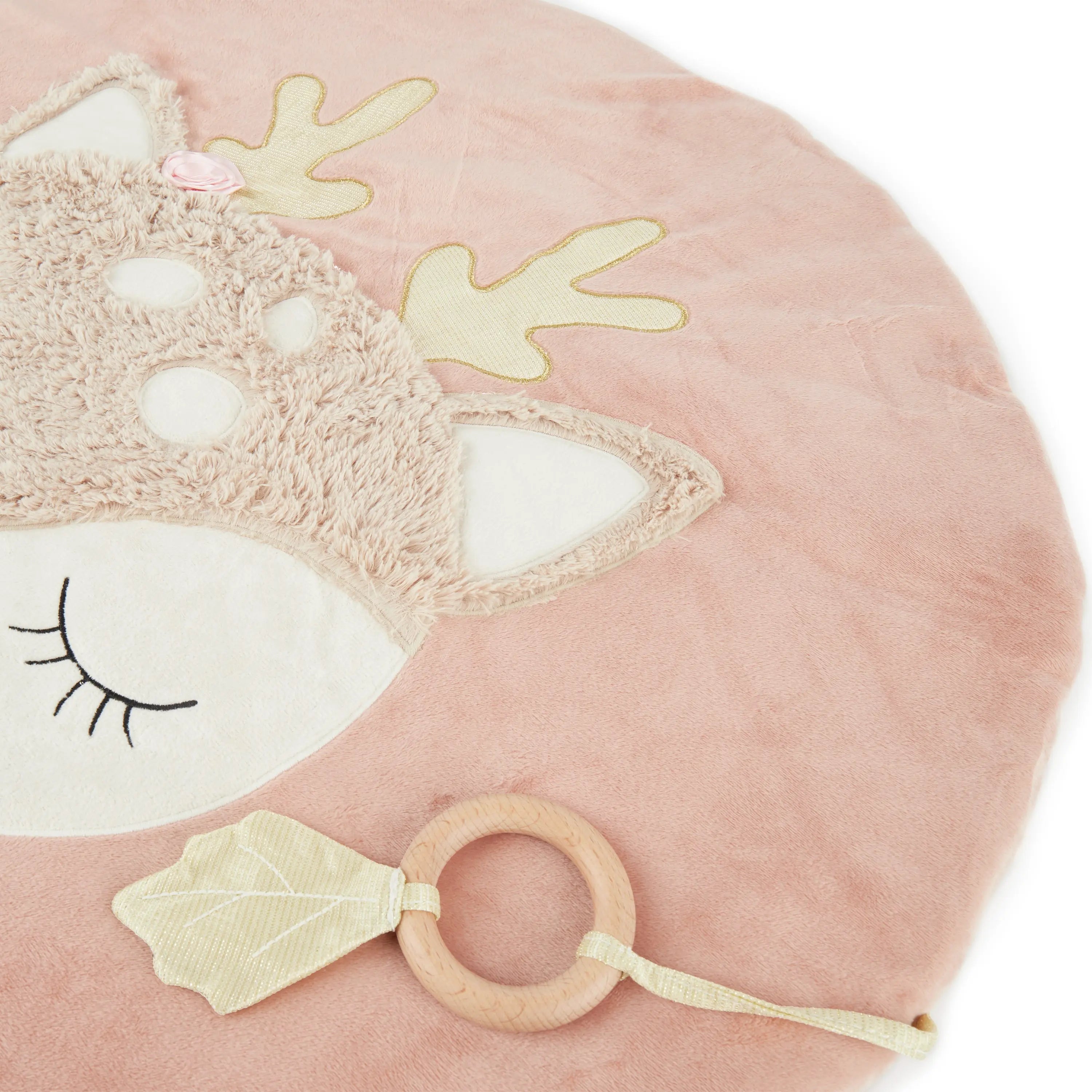 Detailaufnahme der Baby Spieldecke Reh Ella von Bieco mit Holzring, Blatt-Applikation und weicher Plüschoberfläche – sensorische Krabbeldecke zur Förderung der Motorik und Tastwahrnehmung ab Geburt