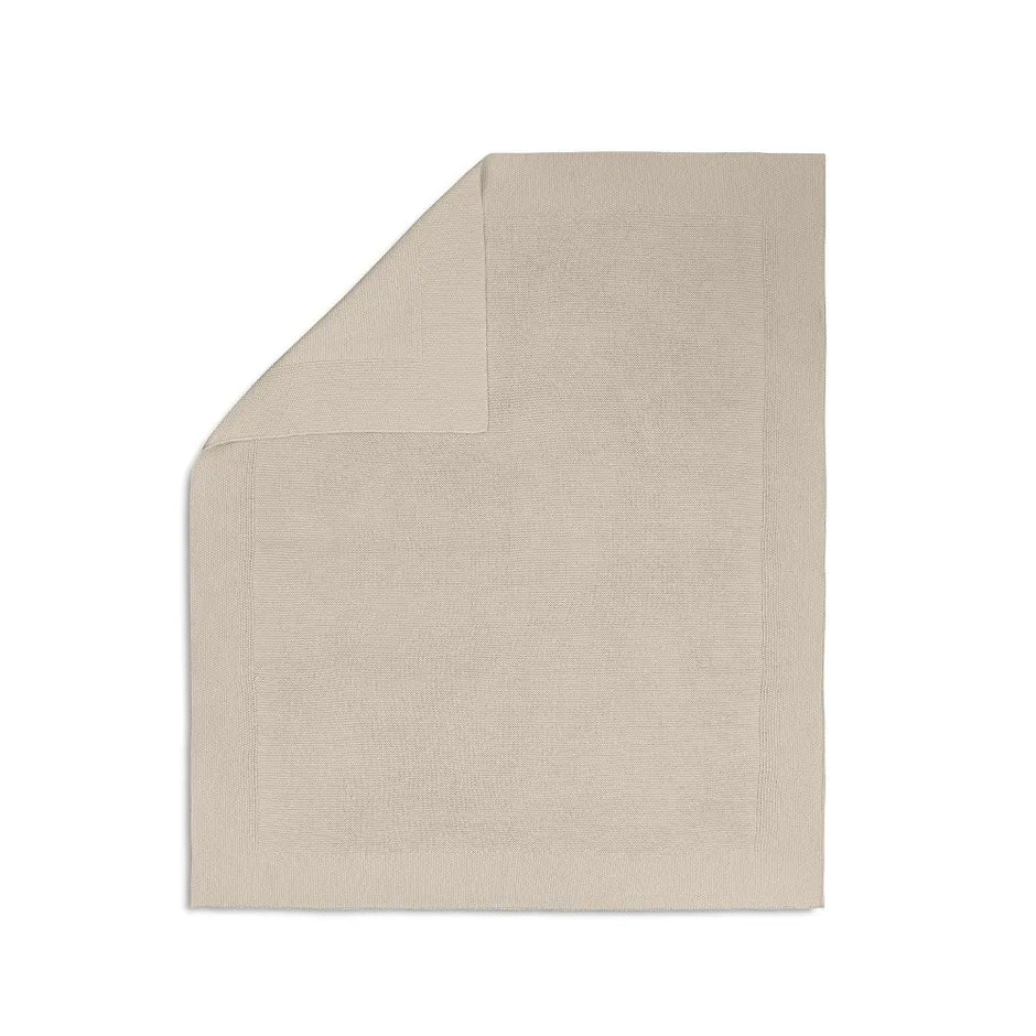 Beige Babydecke aus 100 % Baumwolle, 70 × 90 cm, ausgebreitet mit umgeschlagener Ecke – Ansicht der gesamten Babydecke.