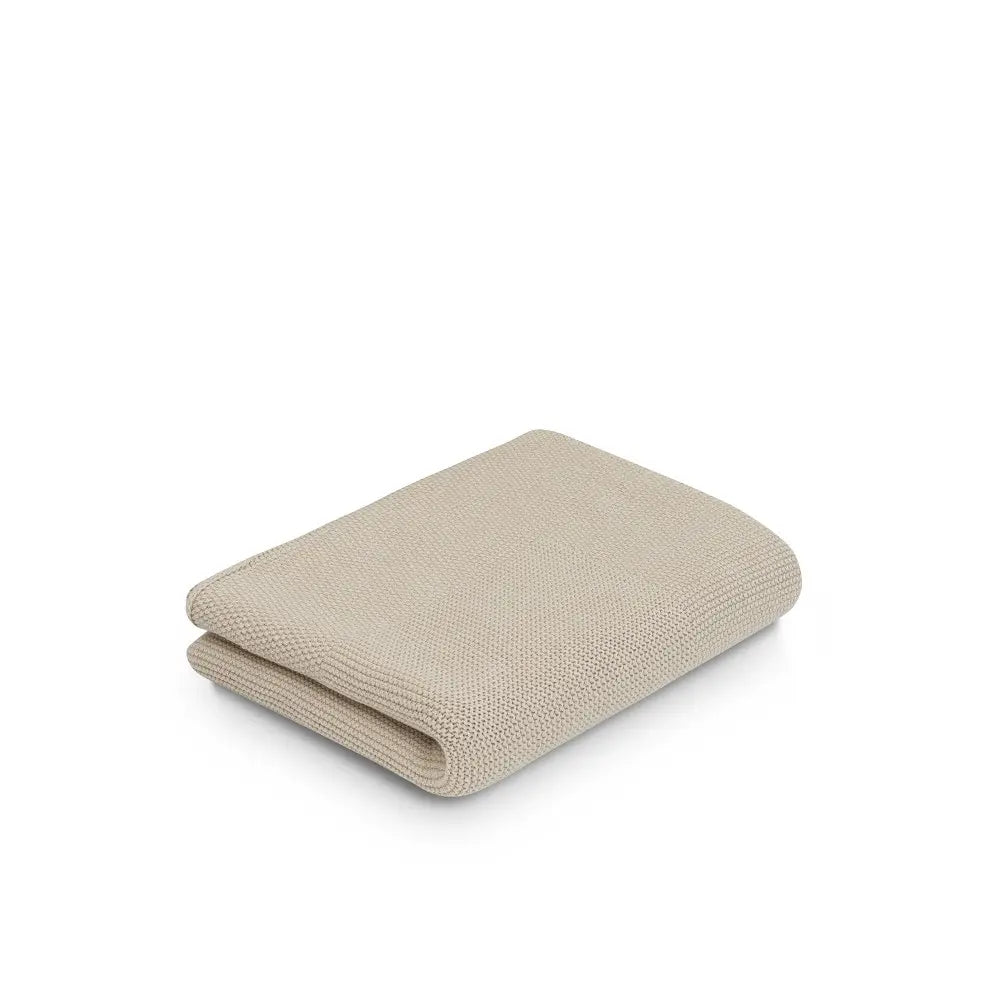 Gefaltete Babydecke aus 100 % Baumwolle in Beige, 70 × 90 cm, mit feiner Strickstruktur – weich und ideal für Babys ab Geburt.