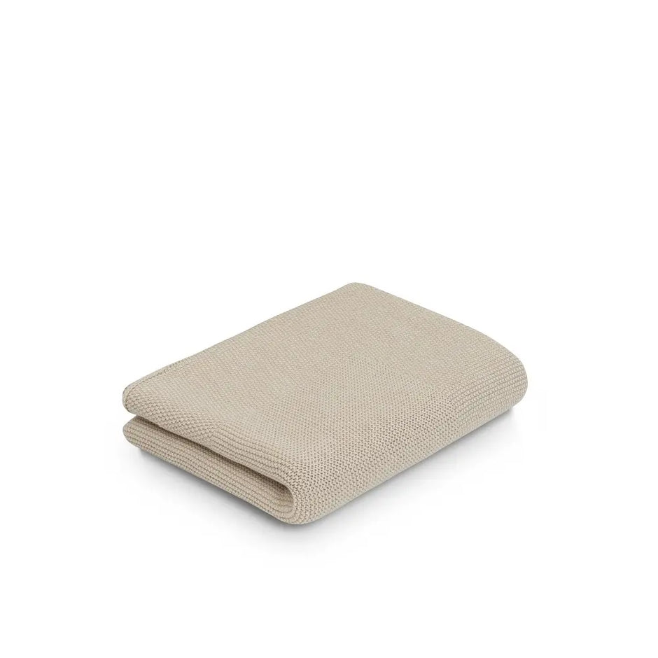 Gefaltete Babydecke aus 100 % Baumwolle in Beige, 70 × 90 cm, mit feiner Strickstruktur – weich und ideal für Babys ab Geburt.