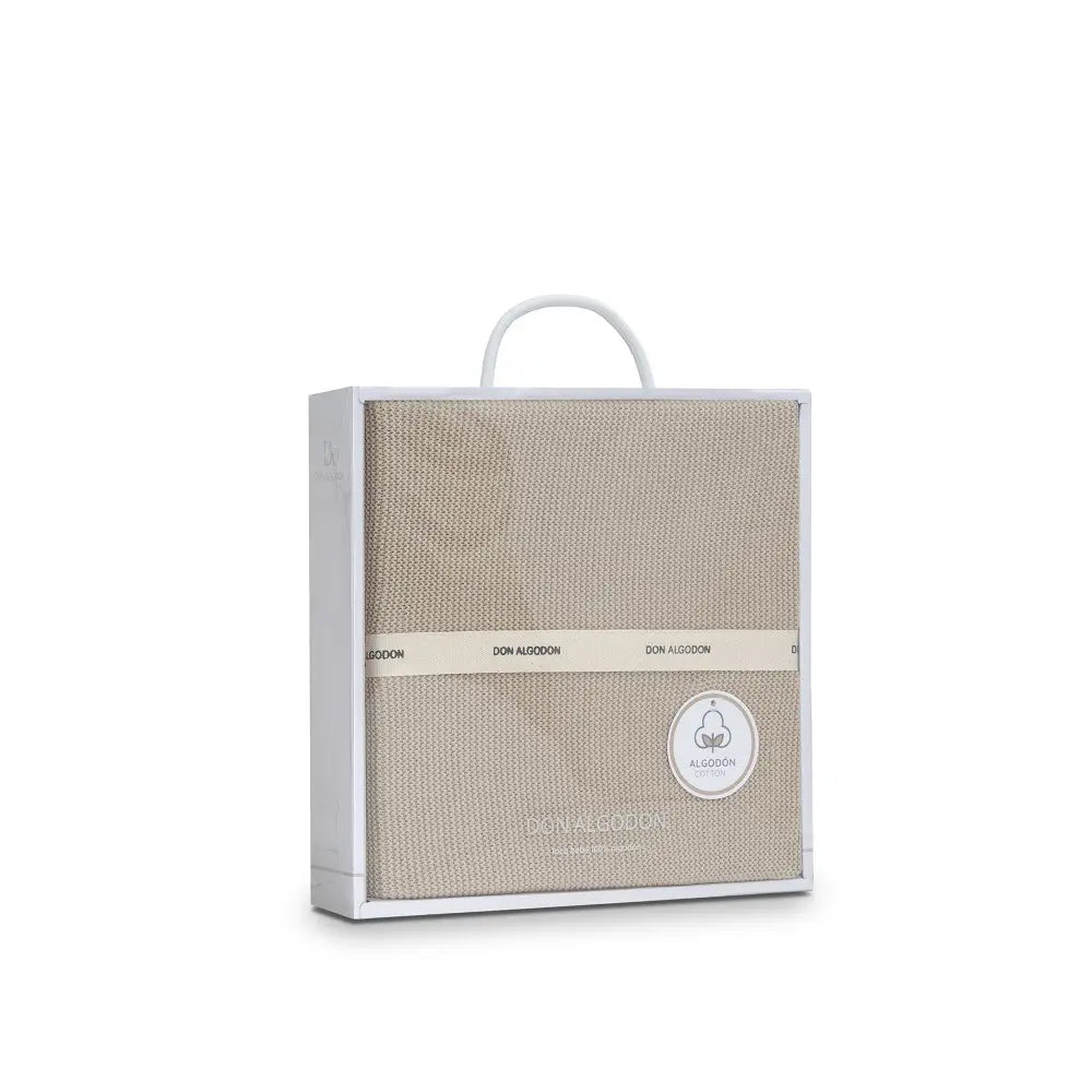 Babydecke aus 100 % Baumwolle in Beige, 70 × 90 cm, in hochwertiger Geschenkverpackung mit Tragegriff – ideal als Geschenk zur Geburt.