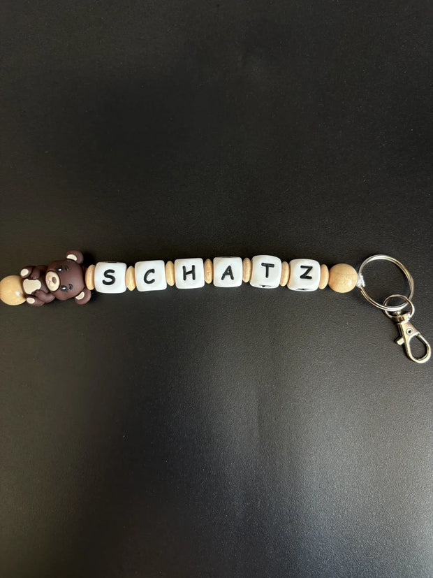 Personalisierter BabyLions Schlüsselanhänger mit Name SCHATZ, Buchstabenperlen und Bär-Motiv
