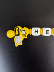 Detailansicht personalisierter Schlüsselanhänger mit gelbem Bagger-Motiv und Buchstabenperlen – handgefertigt von BabyLions®