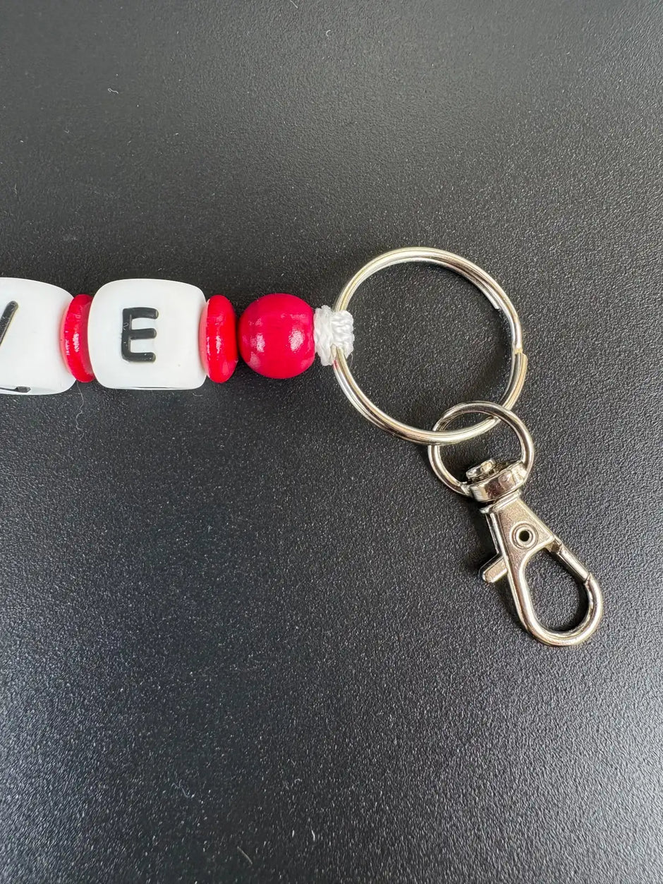 Personalisierter LOVE Schlüsselanhänger mit roten Perlen, Schlüsselring und Karabiner – handgefertigt von BabyLions®