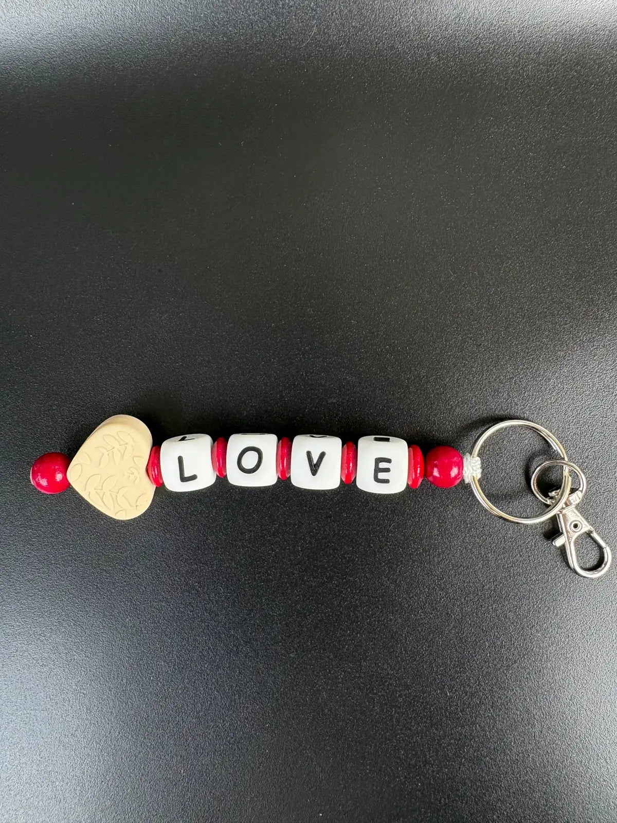 Personalisierter Schlüsselanhänger mit LOVE Buchstaben und Holzherz in Rot – handgefertigter Herz Schlüsselanhänger von BabyLions®