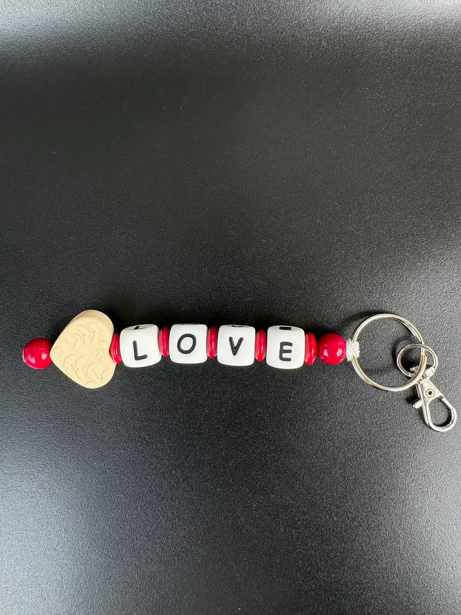 Personalisierter Schlüsselanhänger mit LOVE Buchstaben und Holzherz in Rot – handgefertigter Herz Schlüsselanhänger von BabyLions®