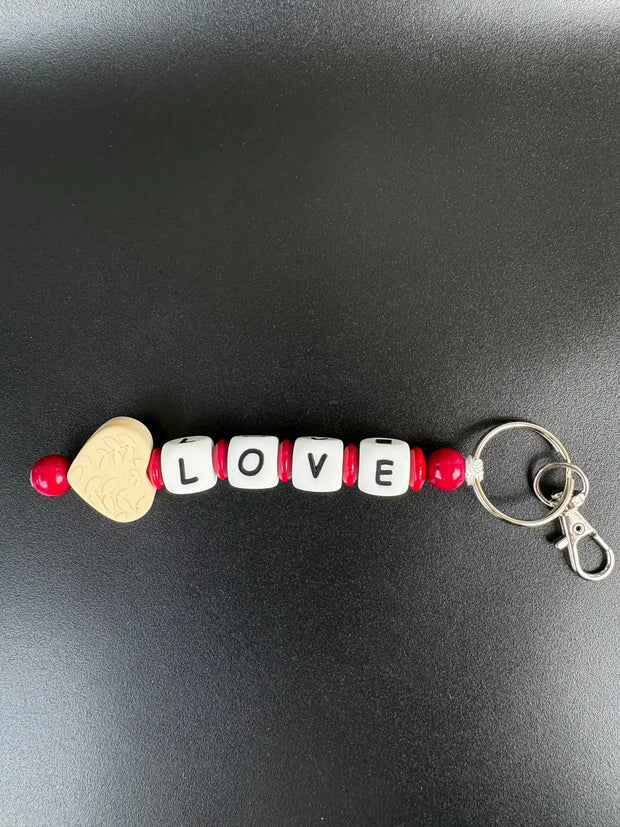 Personalisierter Schlüsselanhänger mit LOVE Buchstaben und Holzherz in Rot – handgefertigter Herz Schlüsselanhänger von BabyLions®