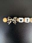 Detailansicht personalisierter BabyLions Schlüsselanhänger WILD mit Leoparden-Schleife, Holzperlen und Buchstabenperlen