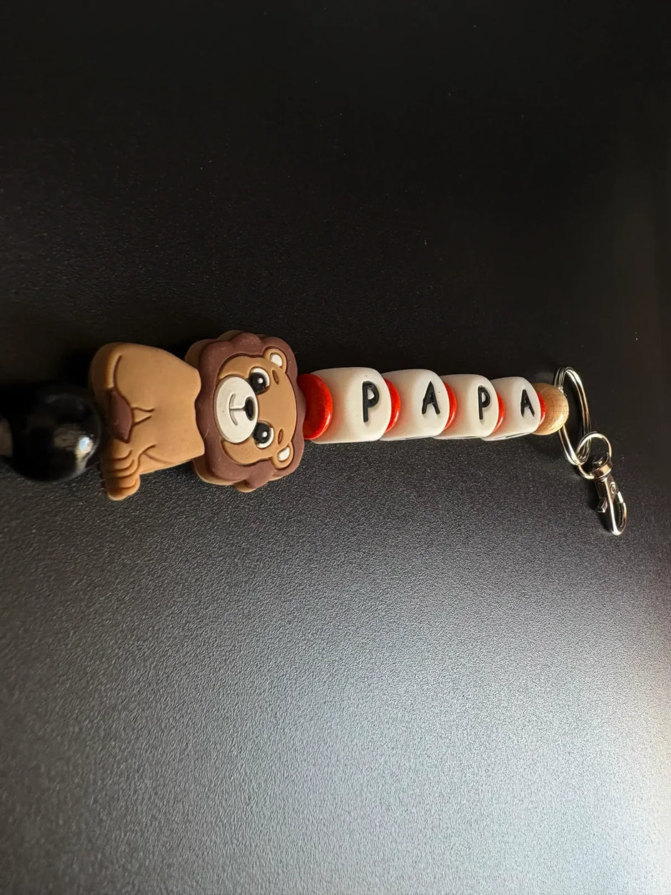 Personalisierter BabyLions Schlüsselanhänger PAPA mit Löwen-Motiv, Buchstabenperlen und Schlüsselring in Seitenansicht
