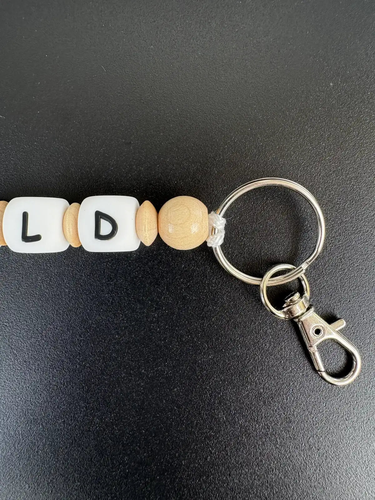 Personalisierter BabyLions Schlüsselanhänger WILD mit Holzperlen, Schlüsselring und Karabiner