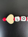 Detailansicht personalisierter Schlüsselanhänger mit LOVE Buchstaben, Holzherz und roten Perlen von BabyLions®