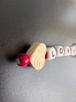 LOVE Schlüsselanhänger mit Holzherz und roten Buchstabenperlen in Seitenansicht – handgefertigter Schlüsselanhänger von BabyLions®