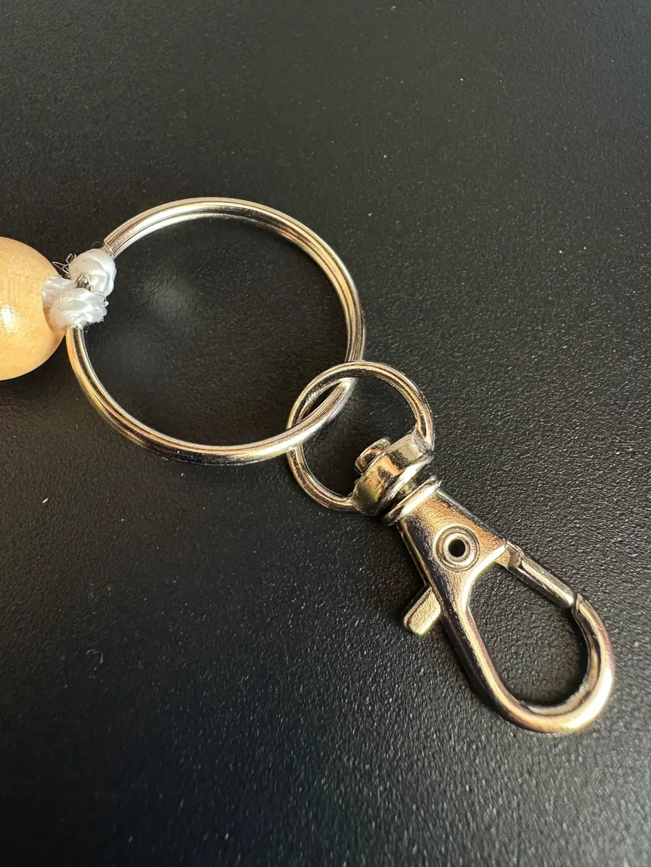 Nahaufnahme von Schlüsselring und Karabiner des personalisierten BabyLions Schlüsselanhängers