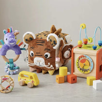 Babyspielzeug und Motorikspielzeug aus Holz mit Rassel, Stofftier und Lernwürfel – pädagogisches Spielzeug für Babys und Kleinkinder