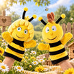 Biene Maja und Willi Handpuppen im Set – Plüsch Handpuppen für Kinder auf Blumenwiese