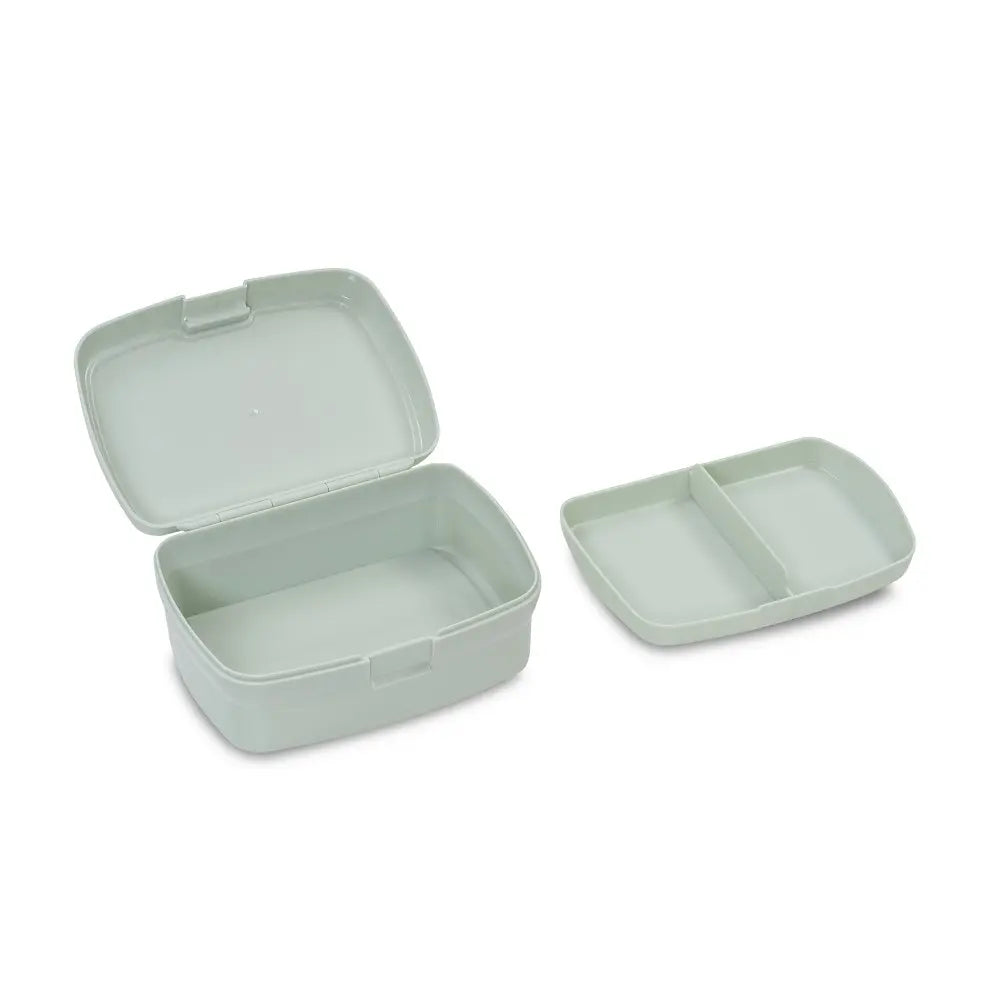 Geöffnete 700 ml Brotdose in Mintgrün mit herausgenommenem Trenneinsatz für eine flexible Aufteilung der Mahlzeit.