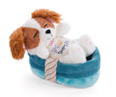 Sleeping Pets Cocker Spaniel Welpe mit braun-weißem Plüschfell, schlafend im blauen Kuschelkörbchen mit Sleeping Pets Etikett.