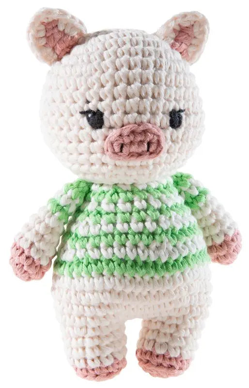 Crochi Schwein gehäkelt 15 cm – weiches Kuscheltier für Babys in Rosa mit grün-weißem Pullover